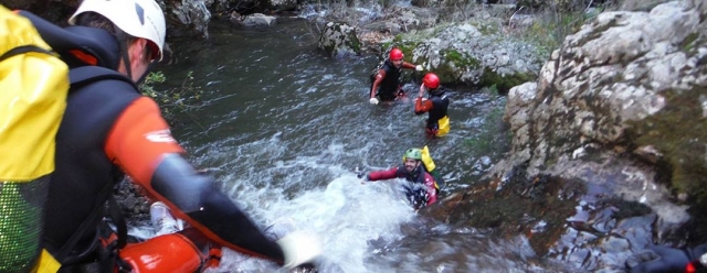 tirandose en en rio de un cañón
